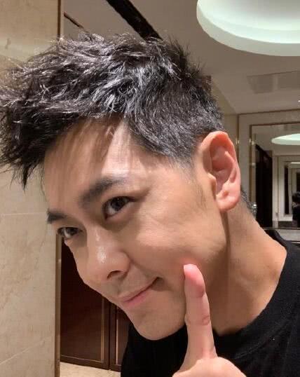 何炅录节目放弃偶像包袱,首度展示超高发际线,网友:太真实了!