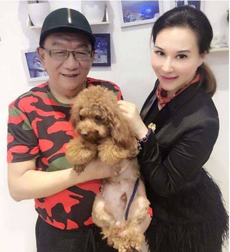 侯耀华女徒弟近照对镜头风情万种与之前像换了一张脸