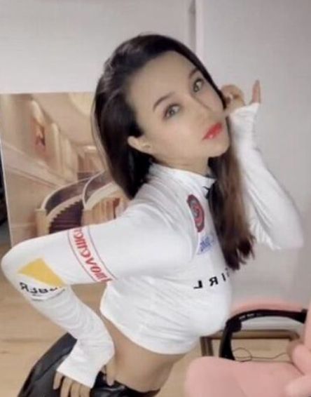 说起来名气不小,2017年,安娜金在社交媒体发文《侯耀文新收女徒弟三国