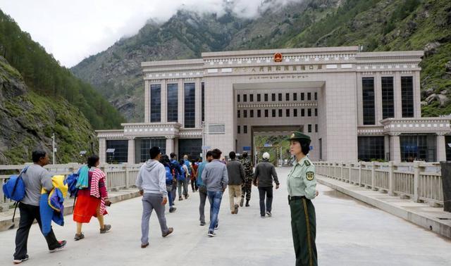 中尼边境吉隆口岸那么多尼泊尔美女在这她们靠什么生活