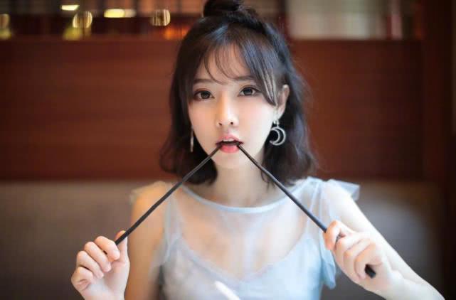从美食博主化身为厨神,最美厨娘冯提莫云成功蜕变,转型星艺人!