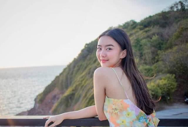 据知名泰娱媒体报道,今年刚刚24岁的演员,歌手pearwah nichaphat已经