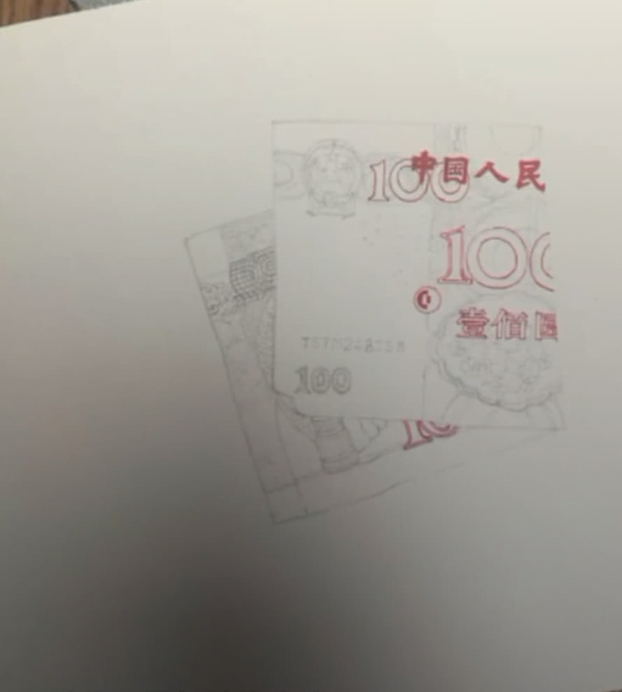 10块钱一盒的蜡笔画出100块钱的人民币这是人肉印钞机