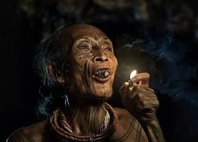 可明打威部落的人就非常的与众不同了,这里的人们很喜欢纹身,尤其是