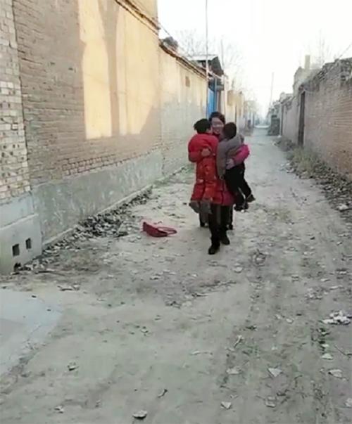 得知妈妈打工回家孩子大冷天在门口等母子团聚那一刻泪目了