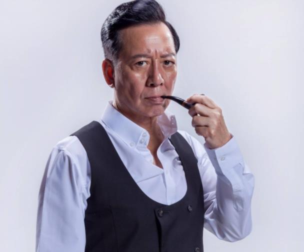 他是演员骆应钧家庭背景十分的显赫演的影视作品不下于200部
