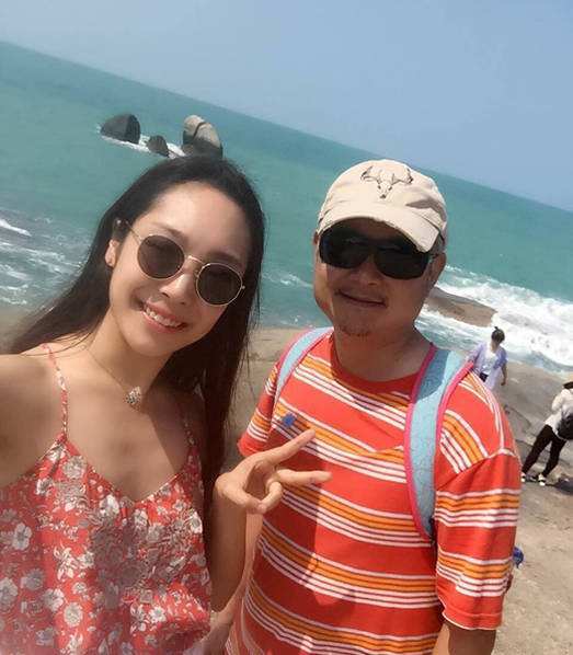 欧阳奋强女儿中戏毕业,一家三口罕见同框,女儿长得和妈妈太像了