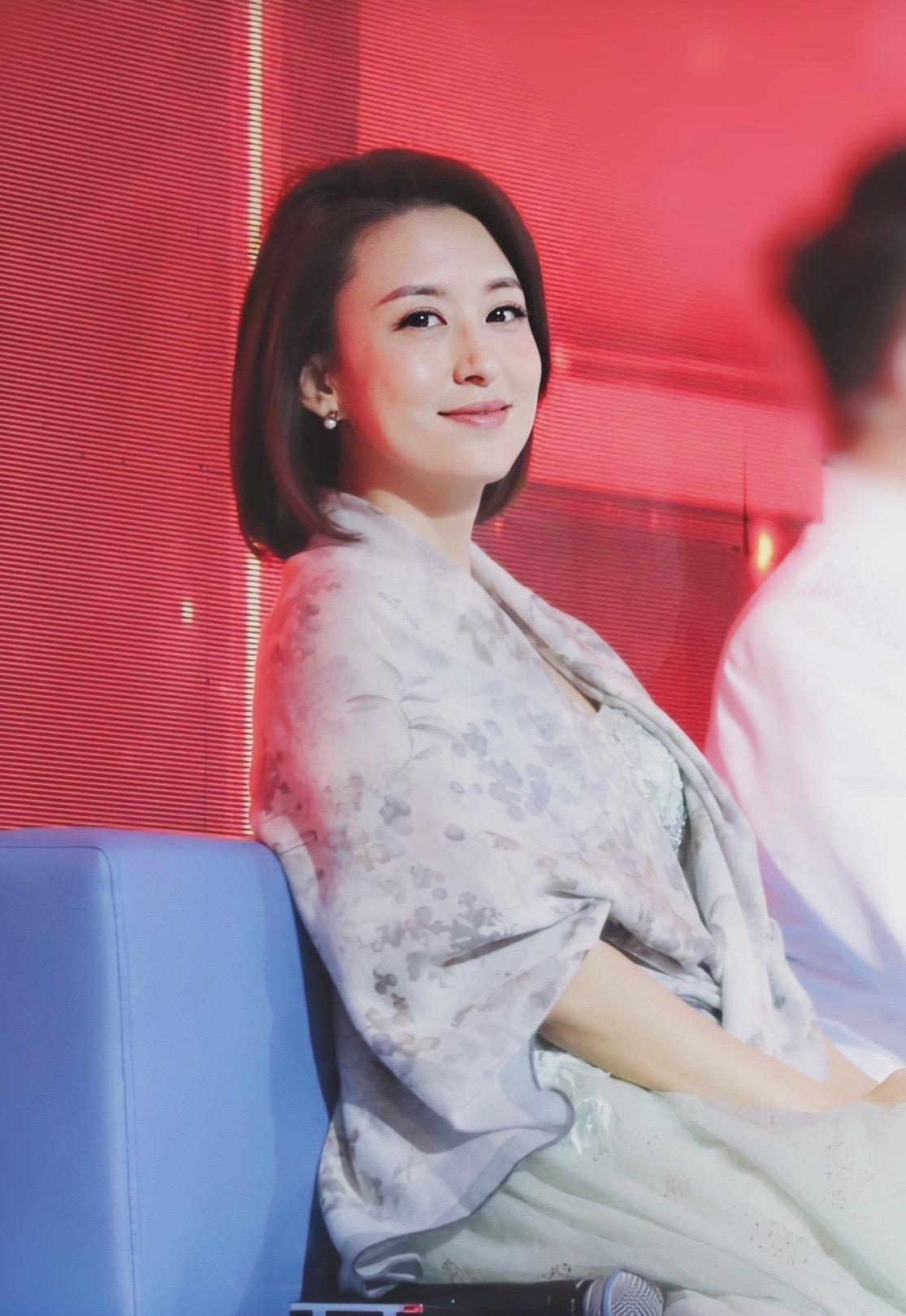 有种优雅气质叫张蕾穿韩服搭配盘发端庄温婉气质惊艳