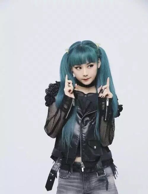 难怪我看《唐人街探案》的kiko眼熟,原来小时候的qq头像就是她