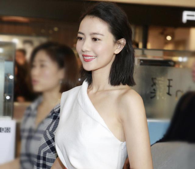 高圆圆女神气质太真实,穿斜肩连衣裙配齐肩发型亮相,美得认不出