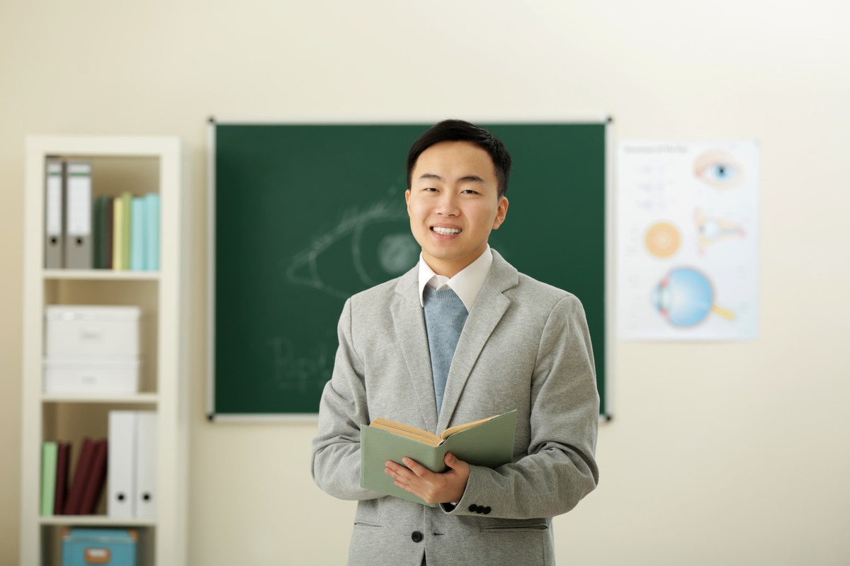 给本科生上课影响搞科研,教授挥泪辞职放弃百万年薪