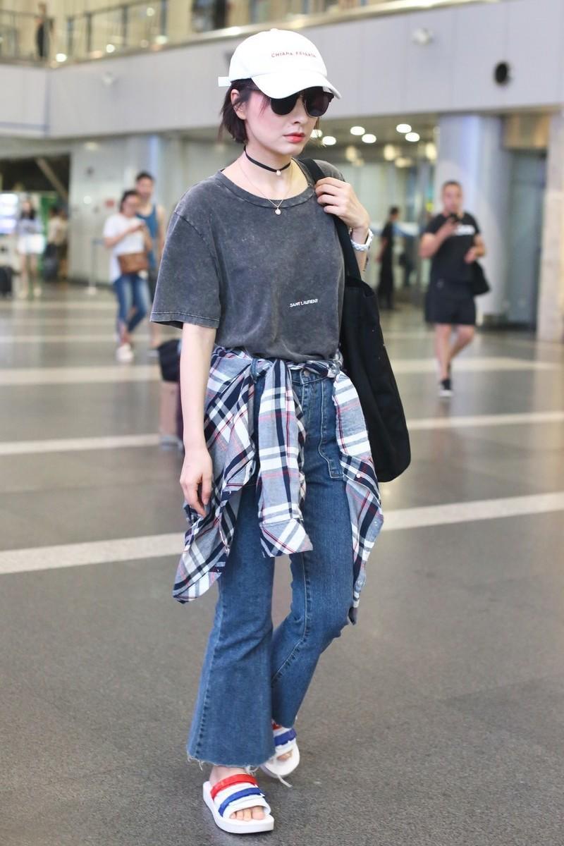 吴昕私服开挂!灰t恤配喇叭裤走机场慵懒随性,腰间衬衫很遮肉