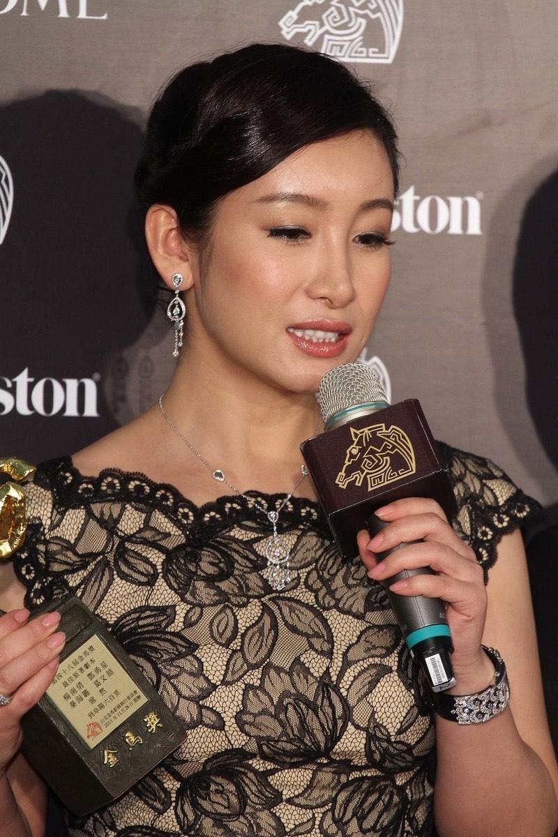 秦海璐难逃中年发福!无袖连衣裙暴露粗壮手臂,肤色暗黄气质全无