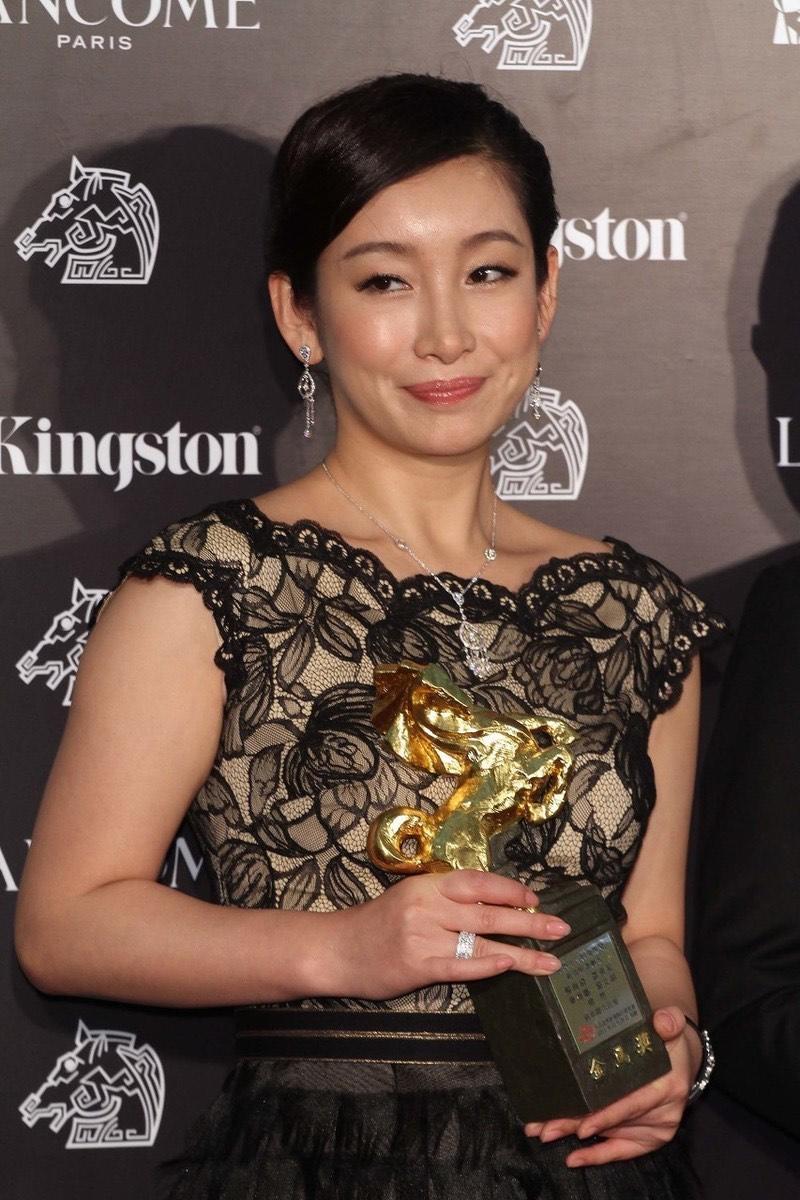 但是秦海璐身材发福体型变胖,搭配上这样的无袖连衣裙,反而让身材看