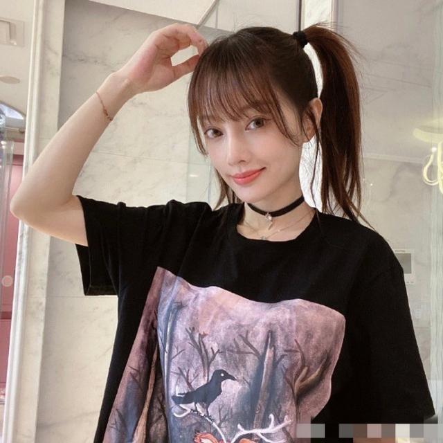 李小璐穿宽松t恤双手比耶少女心十足,设计暗黑童话风图案超有才