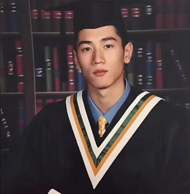 高以翔粉丝用心装扮墓园仿佛穿过时光长廊将爱的印记铭记心底