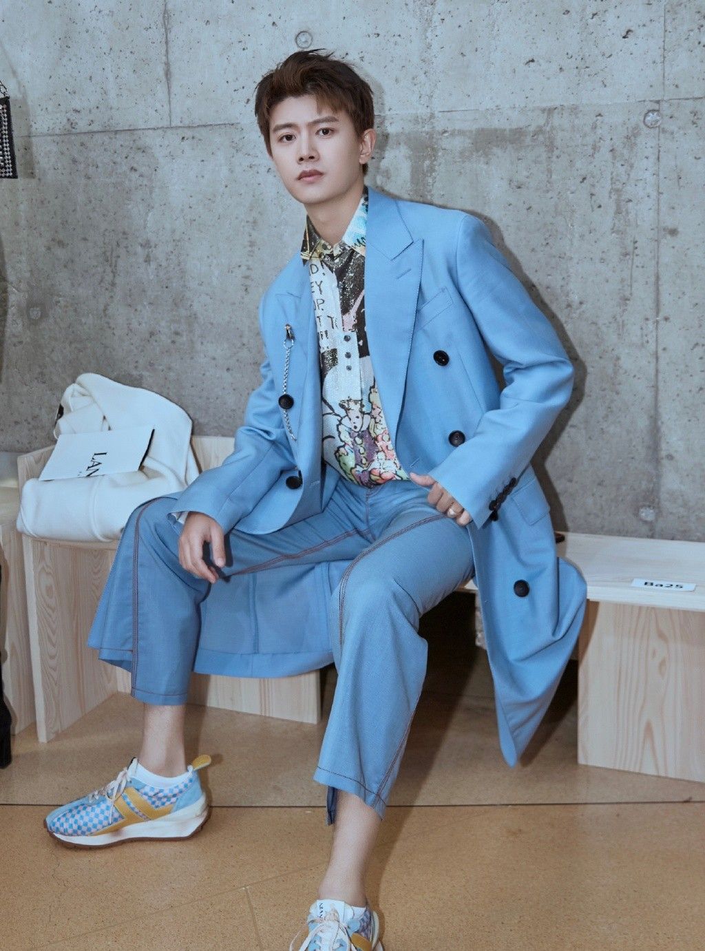 条纹衬衫配白色长裤:少年感,显腿长这张照片中任嘉伦则是穿了一件