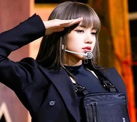 lisa参加韩国《真正男子汉》,看到纯素颜的样子,真有23岁