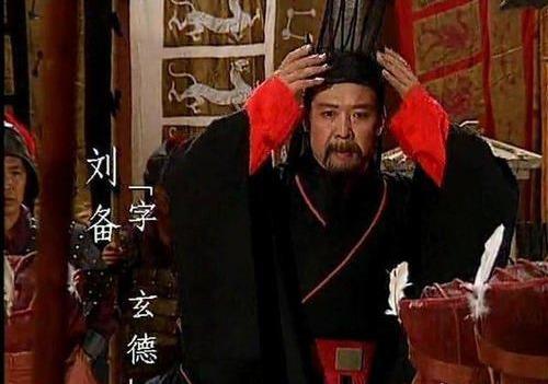 汉左将军、宜城亭侯、领豫州牧的刘备在东汉政坛中是何等地位