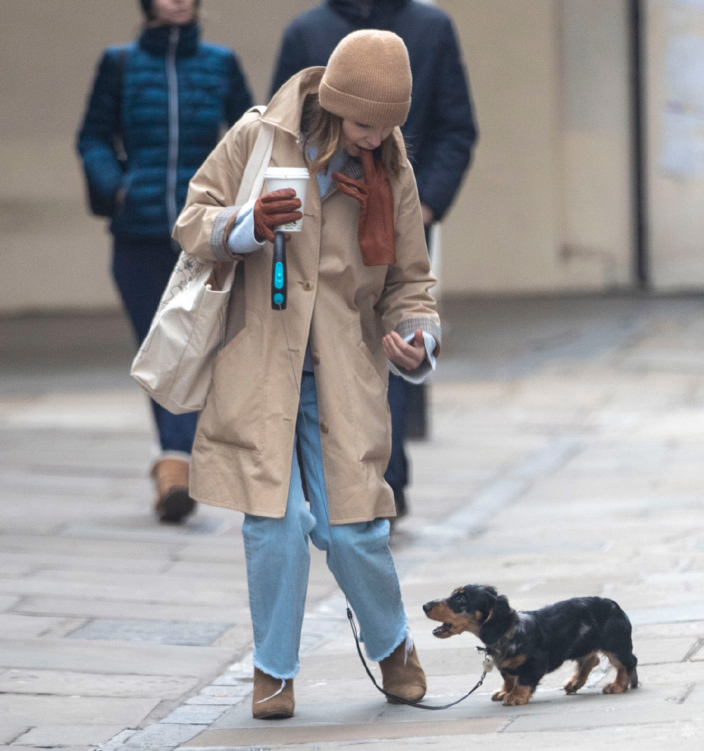 34岁"龙妈"艾米莉亚·克拉克遛狗,两个小短腿萌翻影迷