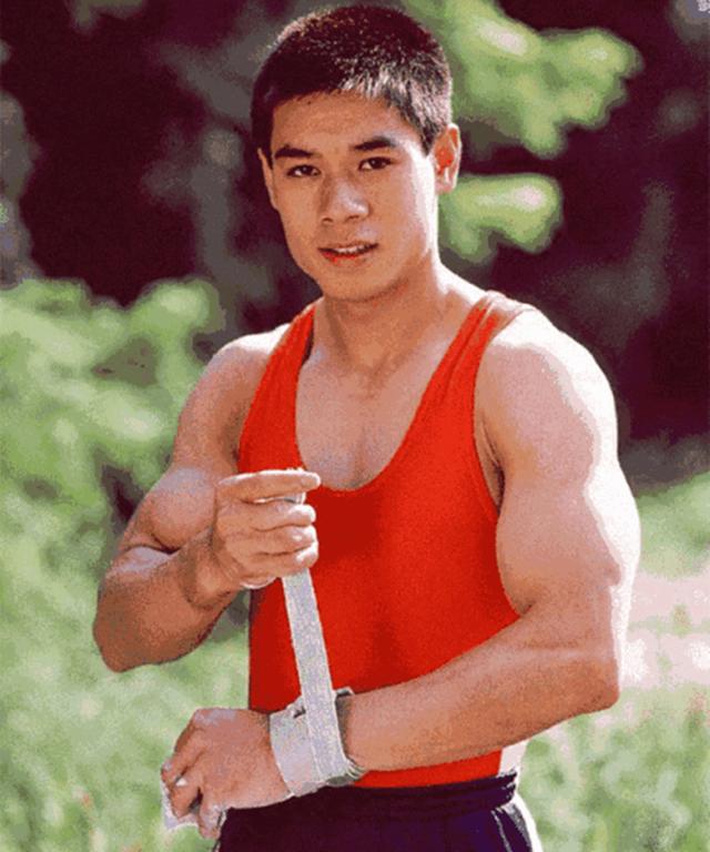 57岁体操王子身家110亿,头发花白已显苍老,妻子气质出众|李宁|陈永妍