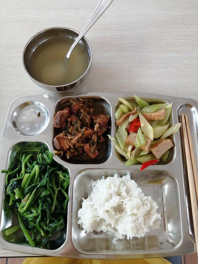 菜品丰富,菜式齐全,在这单位饭堂吃中餐真幸福