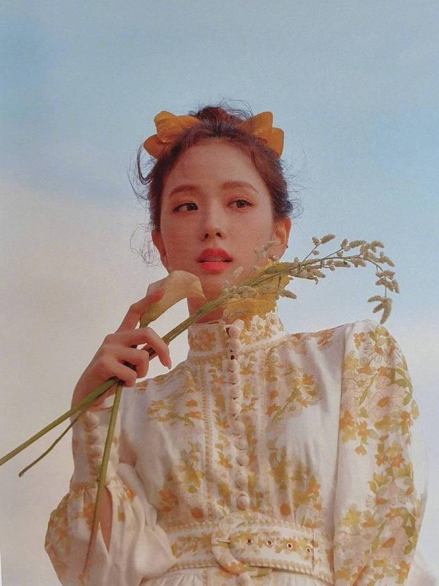 周雨彤和金智秀都是25岁美少女双双挑战蝴蝶结造型谁更惊艳