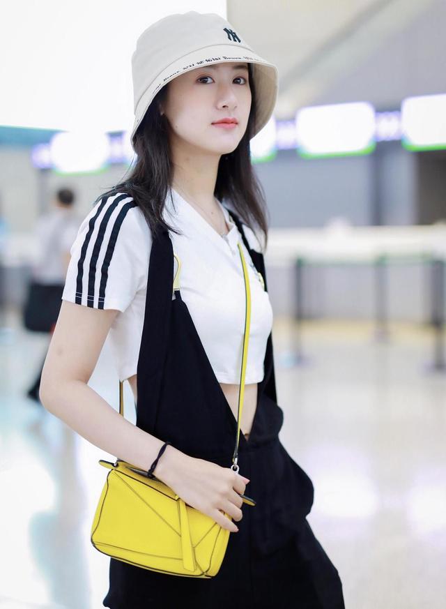 袁冰妍果然是"时髦女神",穿短t恤搭配黑色背带裤,洋气又性感