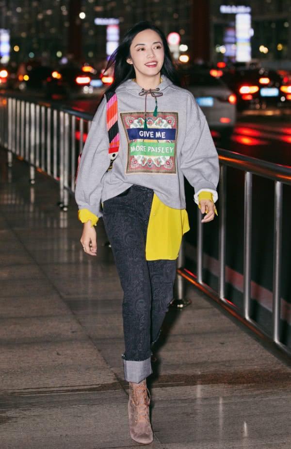 脱下职业装的"苏明玉",仅用牛仔裤配拖鞋,也照样能穿出气质!