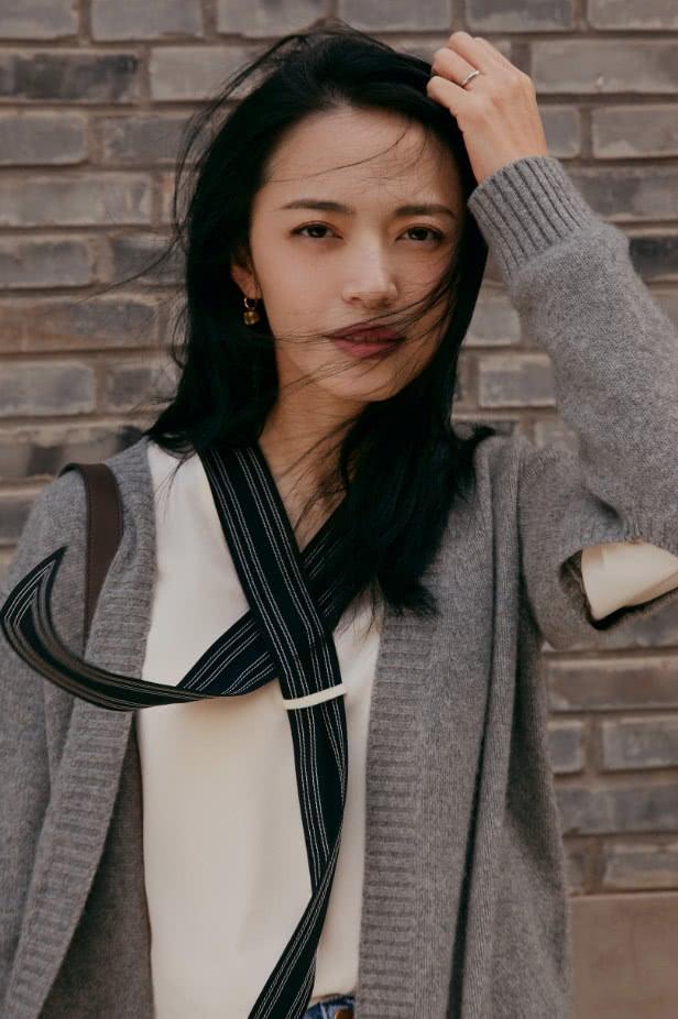 脱下职业装的苏明玉仅用牛仔裤配拖鞋也照样能穿出气质