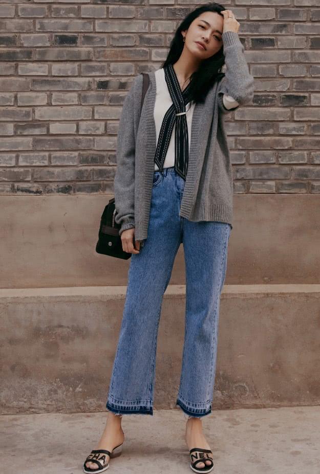 脱下职业装的"苏明玉",仅用牛仔裤配拖鞋,也照样能穿出气质!