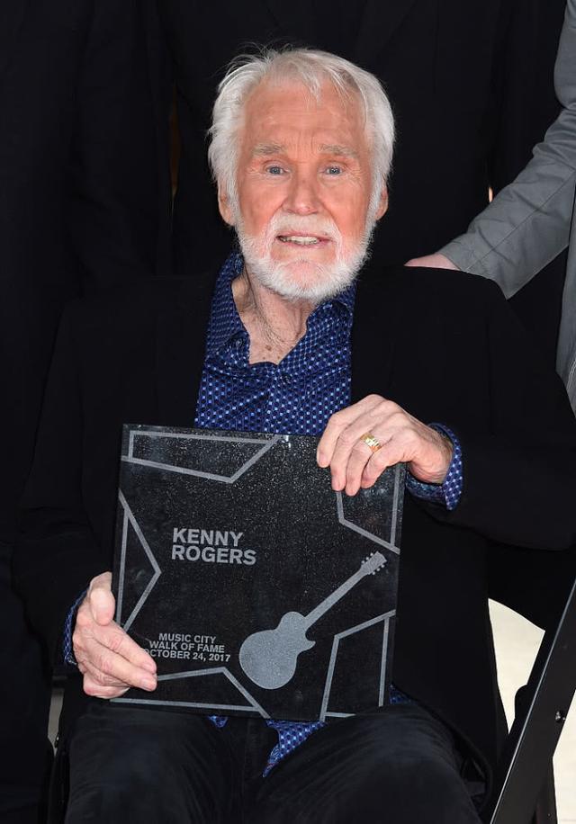 2020年3月21日讯,美国乡村歌手肯尼·罗杰斯(kenny rogers)去世,享年