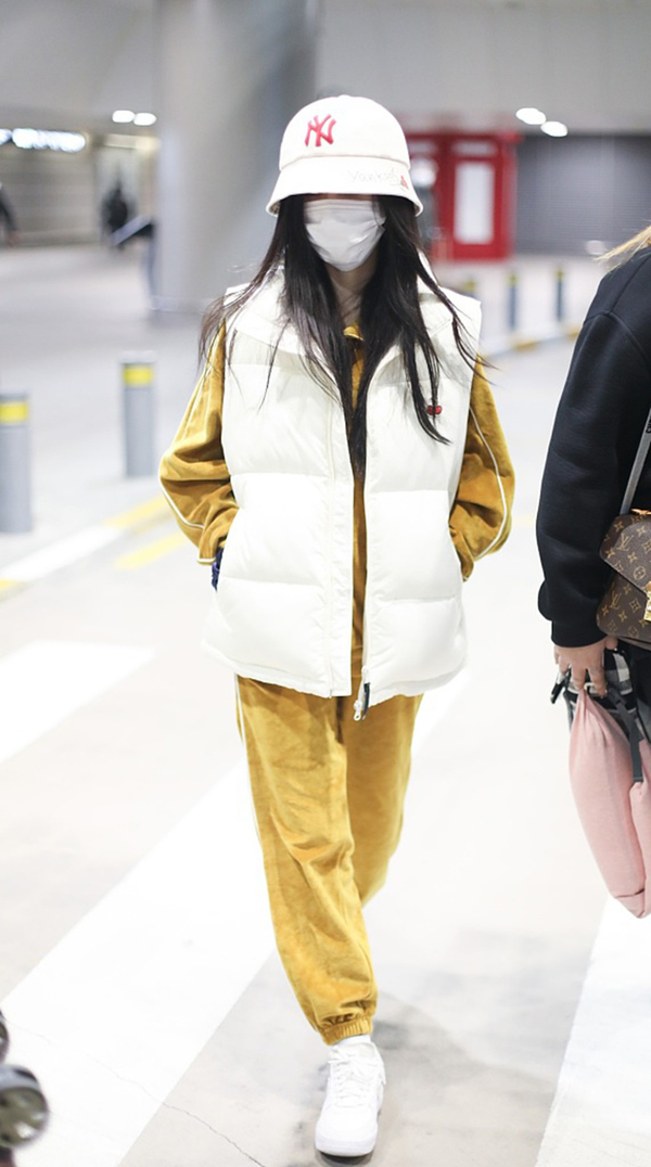 鞠婧祎穿运动装休闲帅气,帽子口罩包裹严实好低调