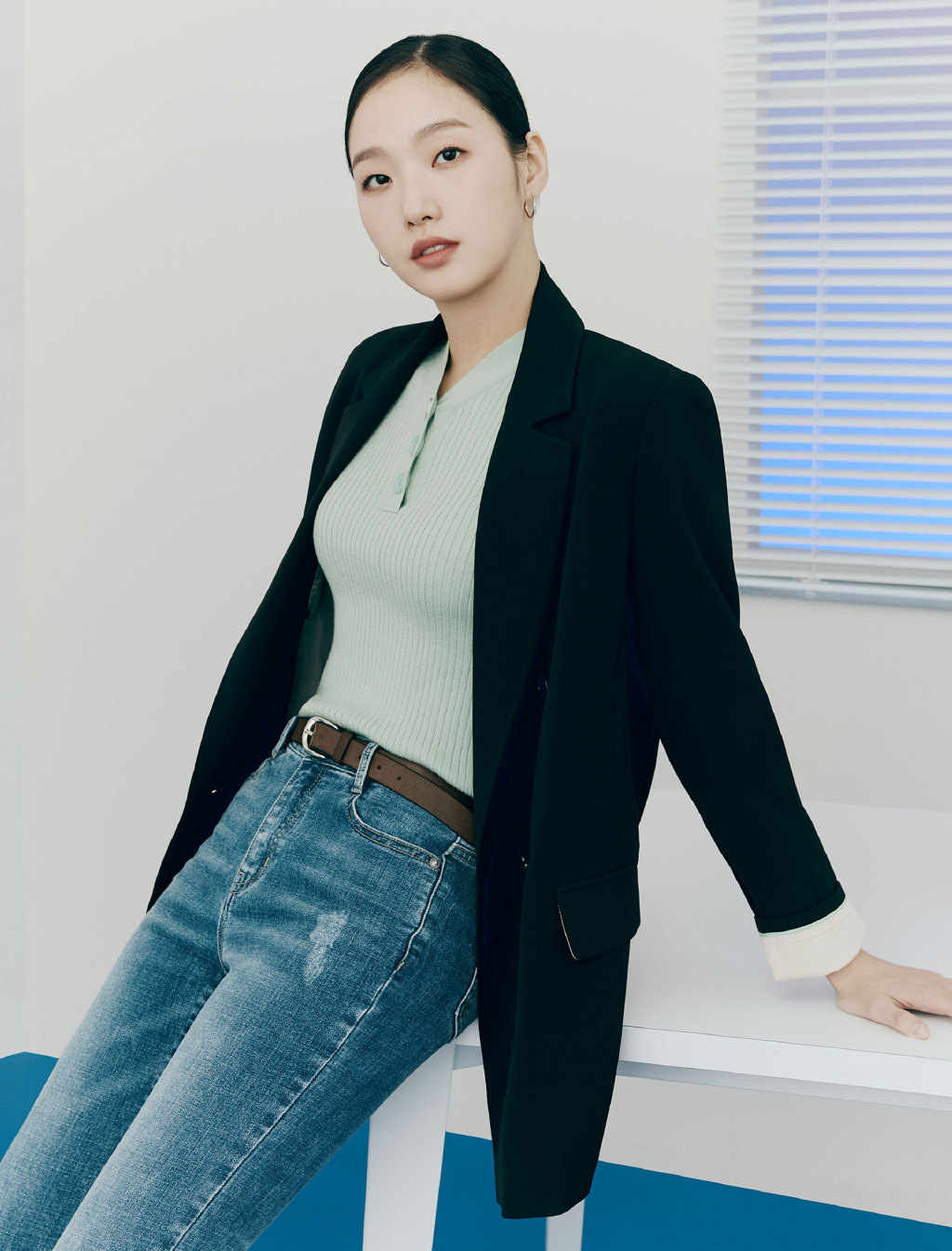 金高银真敢穿,蓝色衬衫加黄色长裤,棕色毛绒大衣更显潇洒霸气