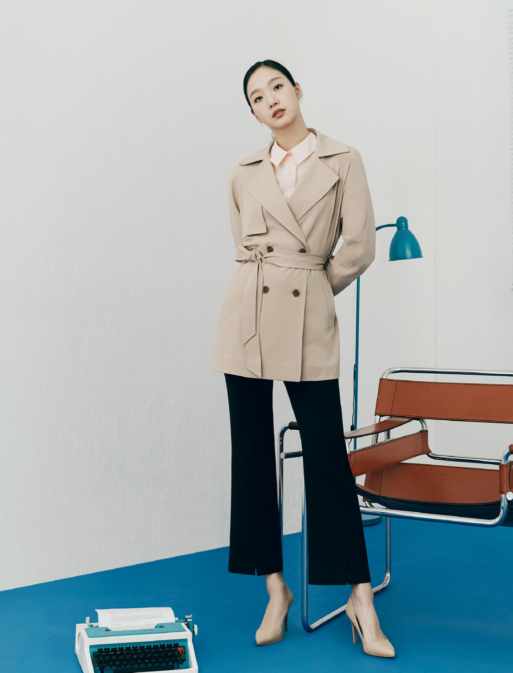 金高银真敢穿,蓝色衬衫加黄色长裤,棕色毛绒大衣更显潇洒霸气