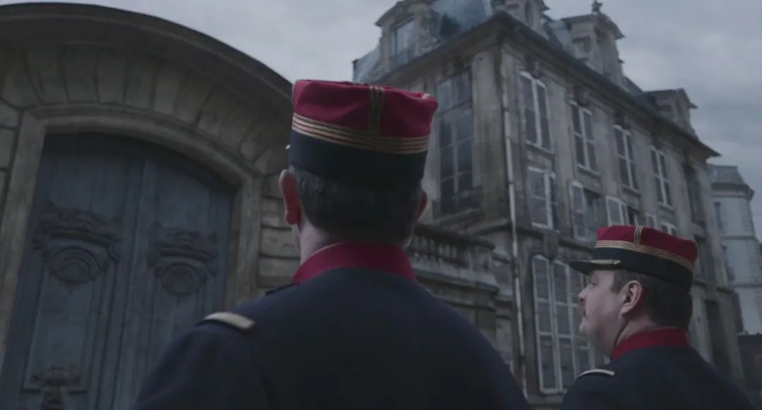 随着二人来到情报处,先是给到一个仰视镜头展现该建筑的外部全貌