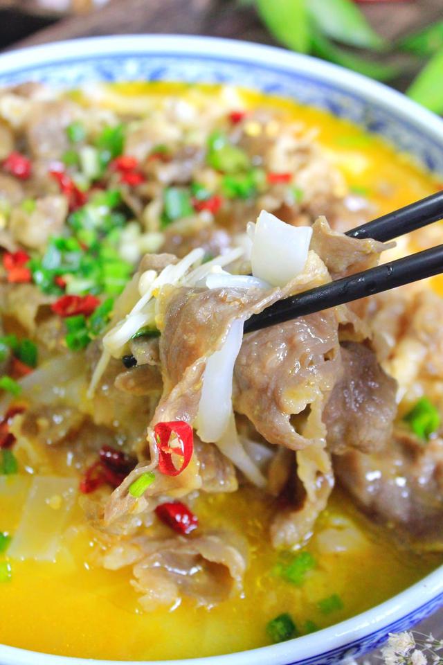 【酸汤金针菇肥牛锅】的做法 配方,这么做能吃出大饭店的味道!