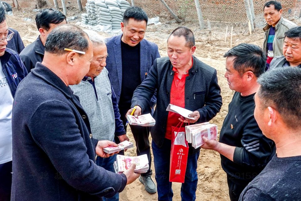 河南滑县:龙湖畔村民捐款百余万元义务劳动,建干柳树村文化广场