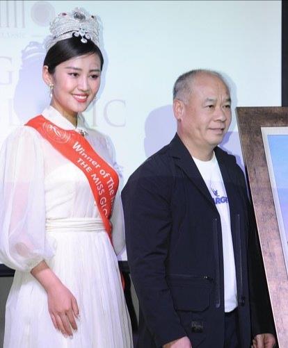 李宁身价过亿,却过度劳累,57岁机能下滑满头白发,妻子风韵犹存