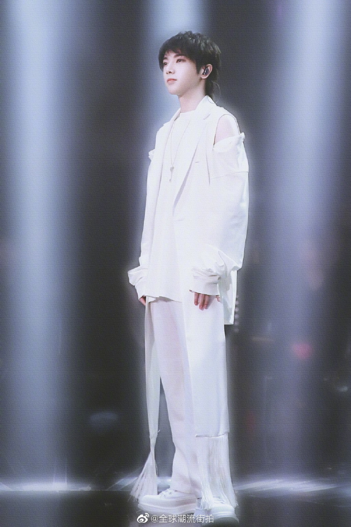 华晨宇穿纯净圣洁的白衣衫,融合清雅的古典风韵