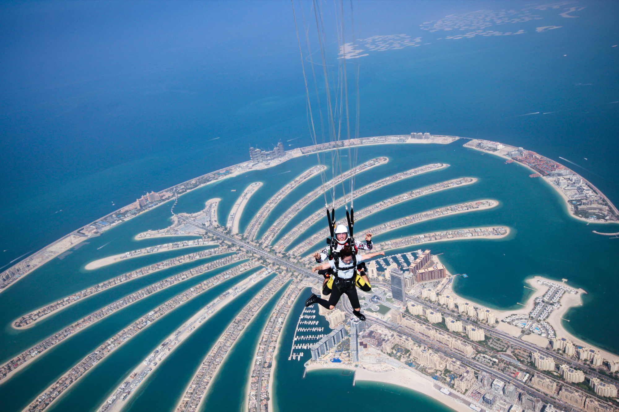 夜晚里璀璨的灯海,这座神奇的城市太适合高空项目,而迪拜跳伞,绝对是