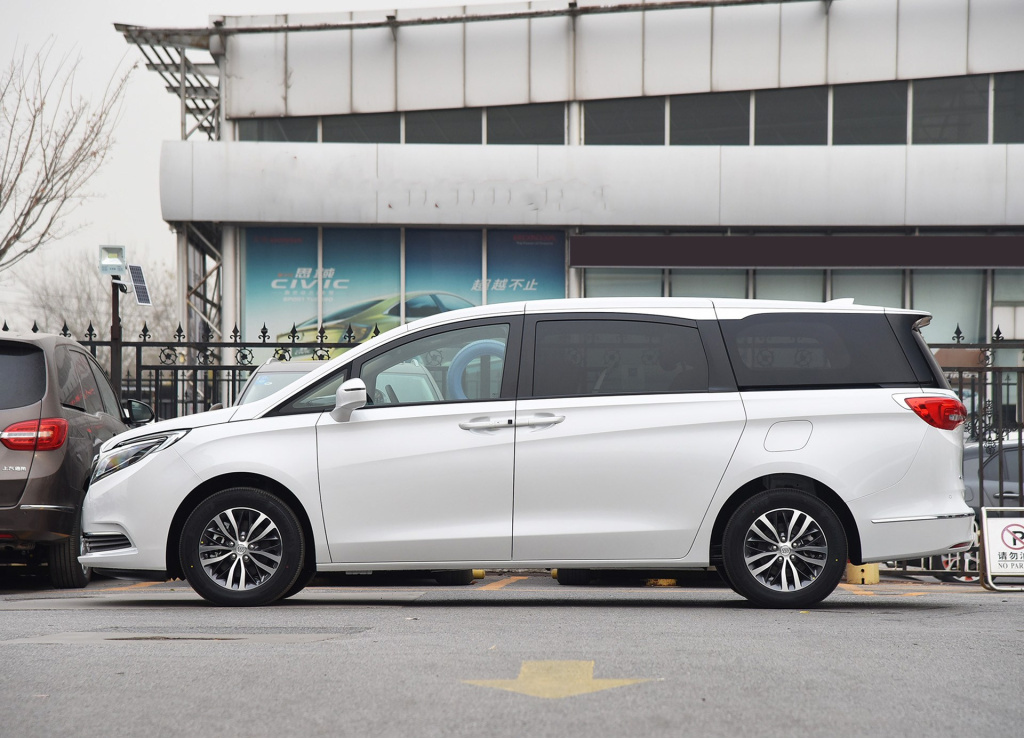 30万级别mpv的标杆富人家庭的保姆车坐在车里那叫一个享受