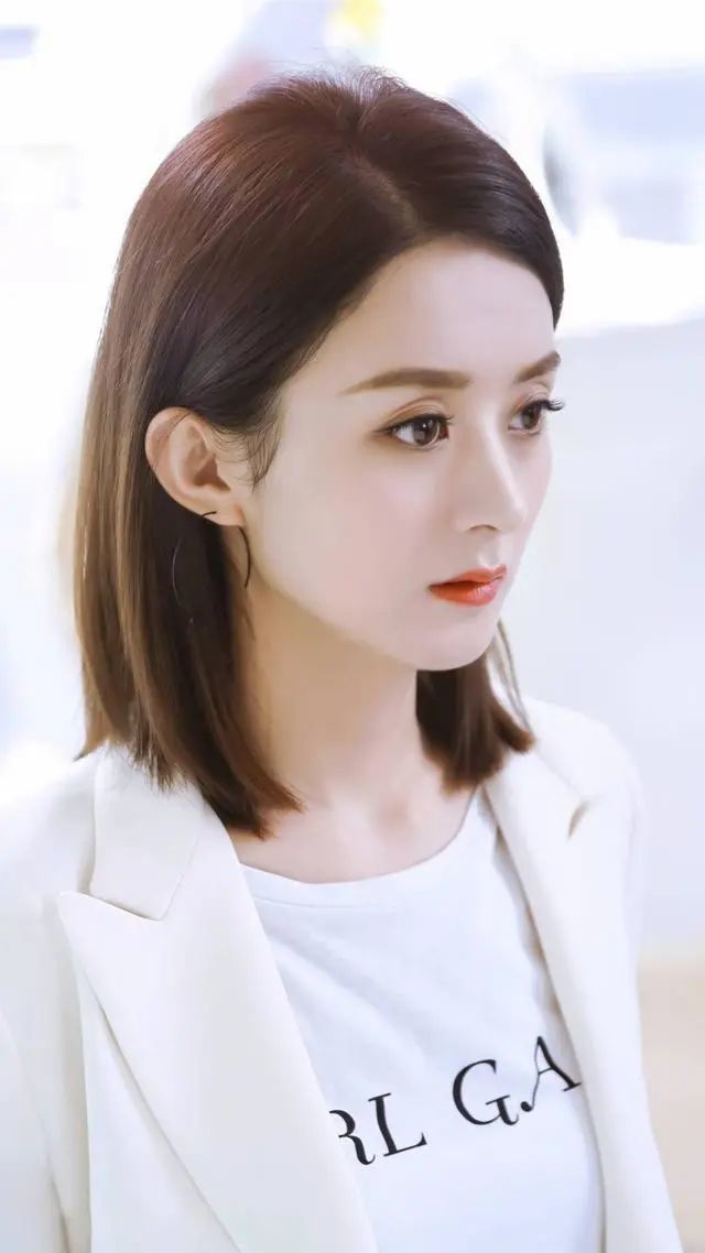 从邻家可爱到成熟迷人,跑龙套8年终成名的赵丽颖,终于不土了!