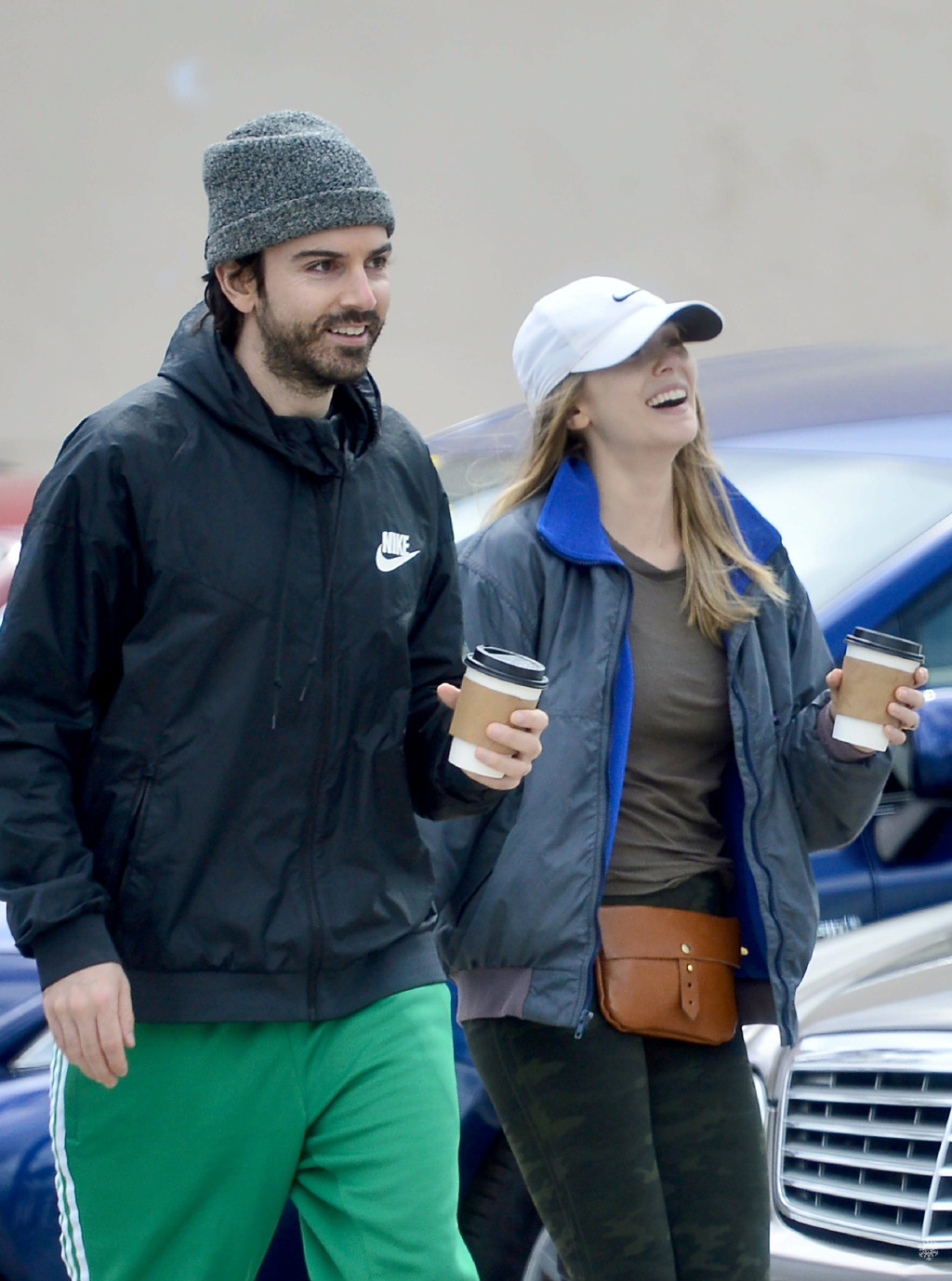 31岁"奥妹"伊丽莎白·奥尔森约会照!27岁未婚夫留络腮胡扮成熟