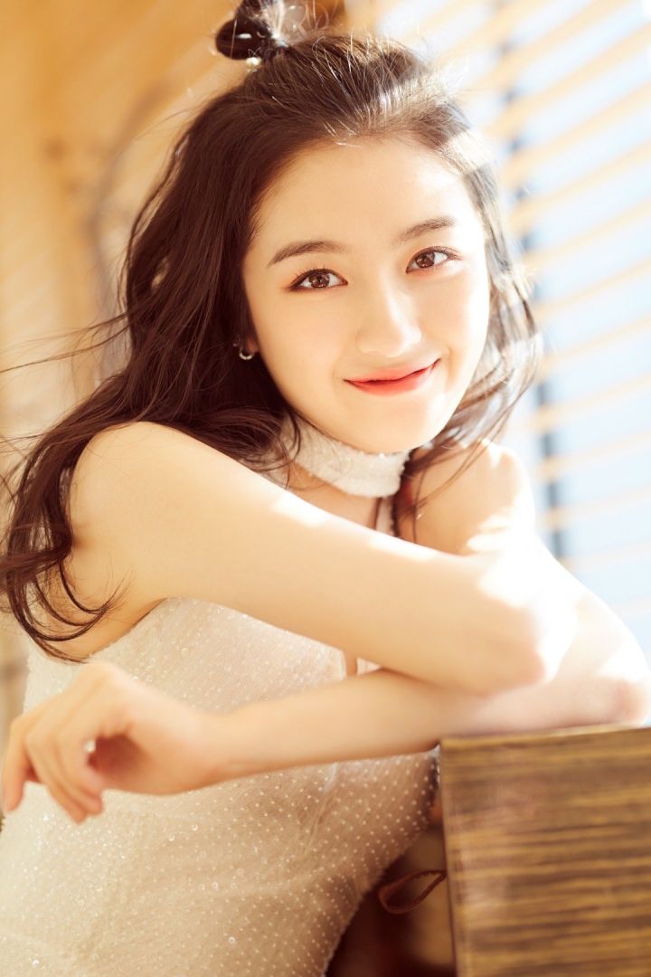 作为时髦小仙女你还没有get明星同款的丸子头吗? 那你就out了