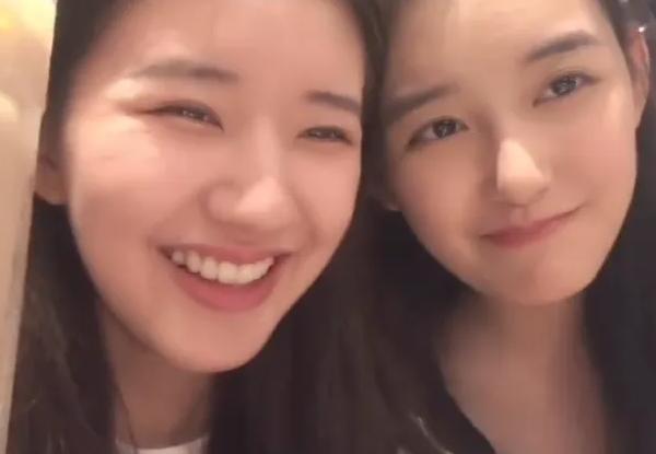 赵露思和蒋依依吃火锅两人都是纯素颜出镜果然美女只跟美女玩