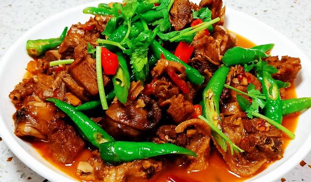 10,非常好吃下饭的香辣鸭块就做好了