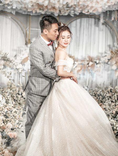 赵露思参加婚礼,结束时却被亲戚围堵拍照,她一个举动看出人品