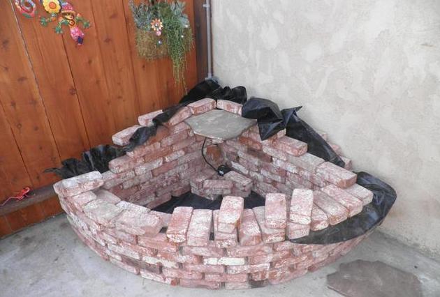 老爸用红砖在院子里砌鱼塘连水泥都不用抹完工后惊艳朋友圈