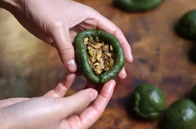 在浙江衢州,清明节有一种好吃的青团,叫"清明粿",你吃过吗?